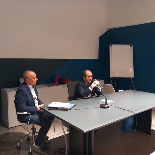 Incontro col direttore - Alberto Faustini, direttore del quotidiano Alto Adige ha "illuminato" la platea con la sua "lectio magistralis" in dialogo a ruota libera con la vice presidente dell'Associazione, dott.ssa Monia di Mauro e il giornalista Claudio Chiarani.